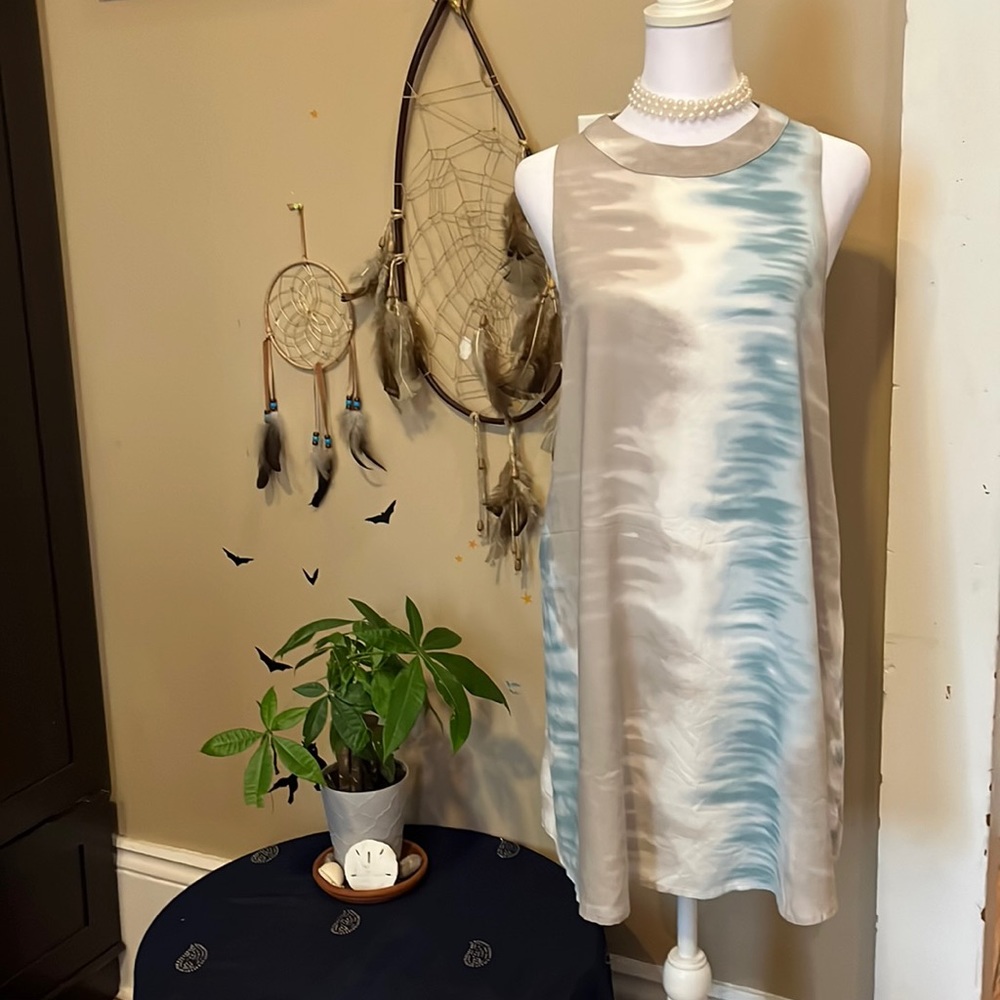 KLD Signature. Sleeveless midi dress.